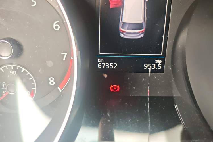 Used Volkswagen Touran 2018 Volkswagen Touran L 280TSI DSG Luxury Edition 7 Seats Odometer Close Up