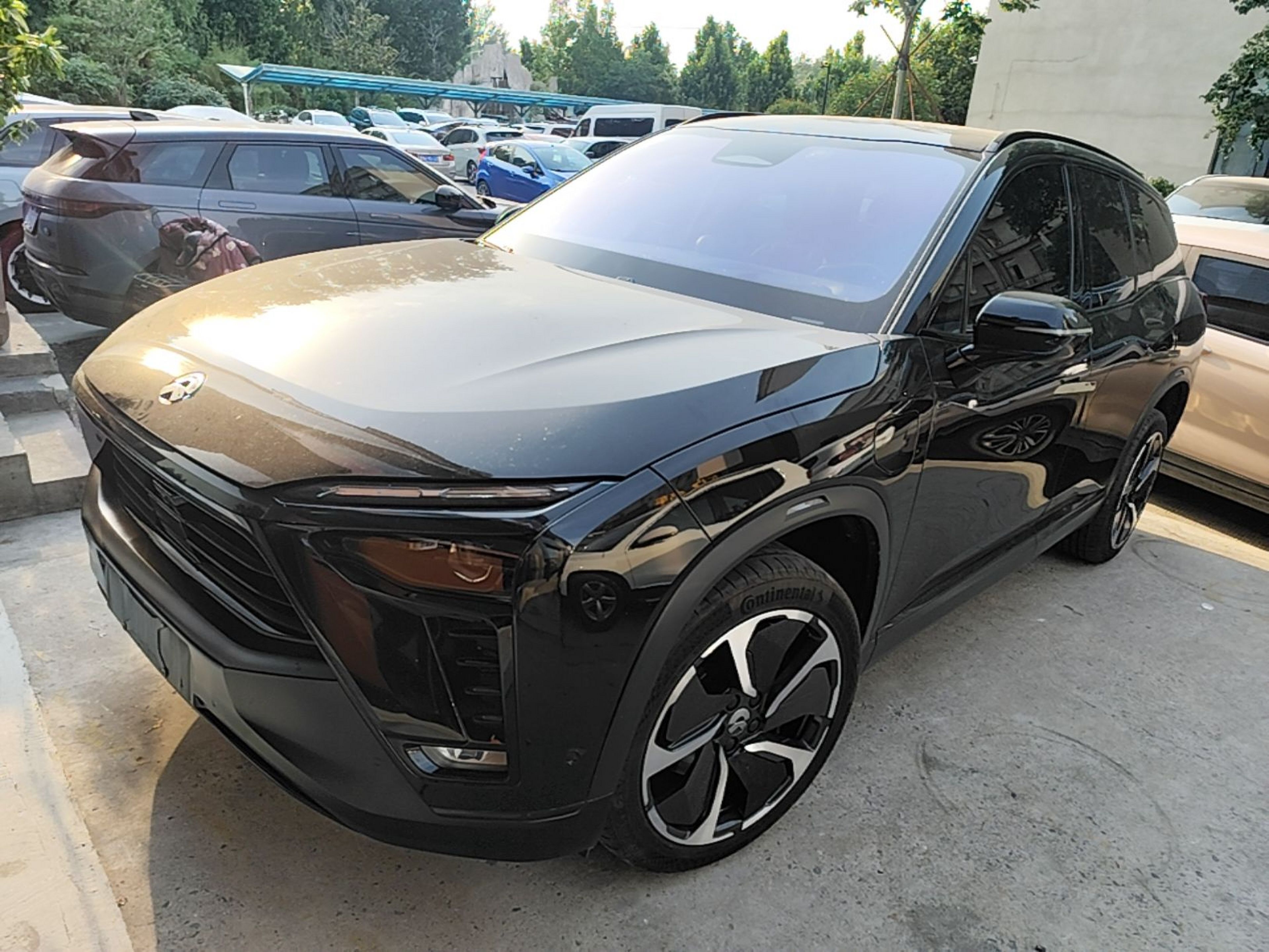Под передней частью автомобиля