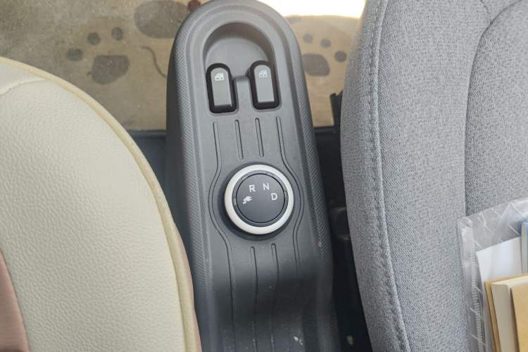 Used Wuling Hongguang MINIEV 2021 Macaron Fashion Model Lithium Iron Phosphate Gear Lever