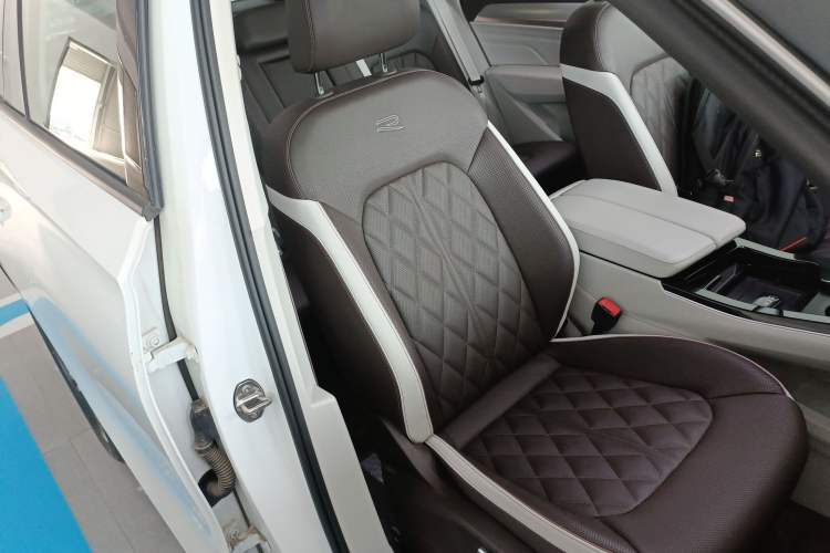 Used Volkswagen Tavendor 2024 Facelifted 380TSI All-Wheel Drive R-Line Cruise Premium Edition Right Front Seat