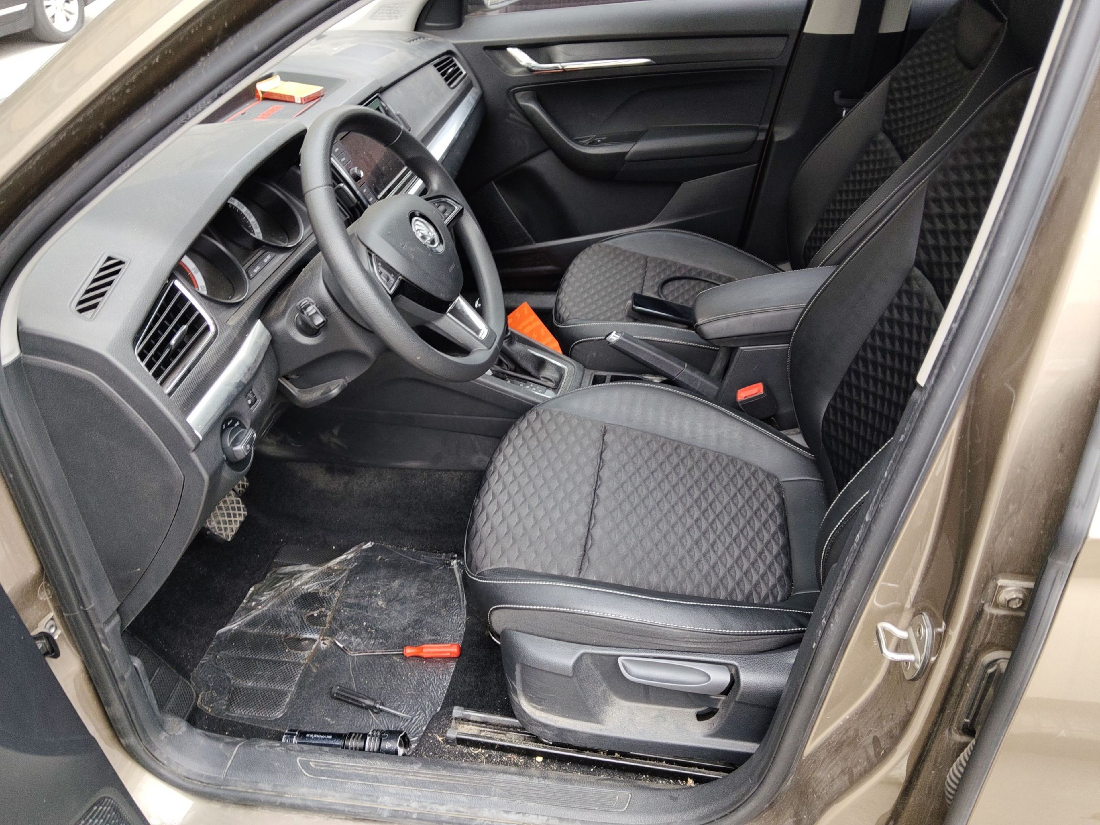 Переднее сиденье в автомобиле