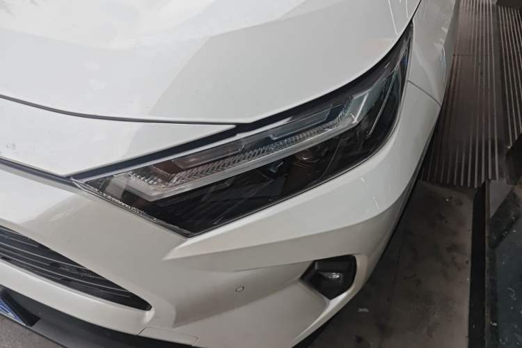 Used Toyota RAV4 2023 2.0L CVT Two-Wheel Drive 20th Anniversary Platinum Edition
