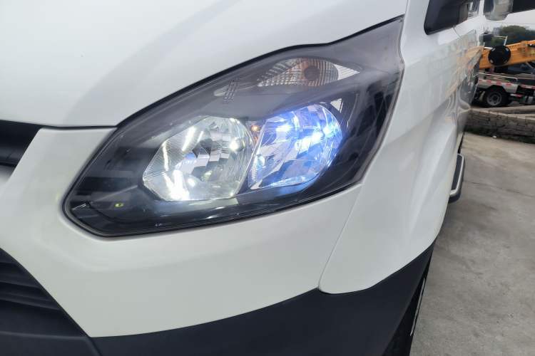 Used Ford Transit 2019 2.0T Diesel Multi-Purpose Commercial Vehicle Short Wheelbase Low Roof 6-Seater China VI Standard