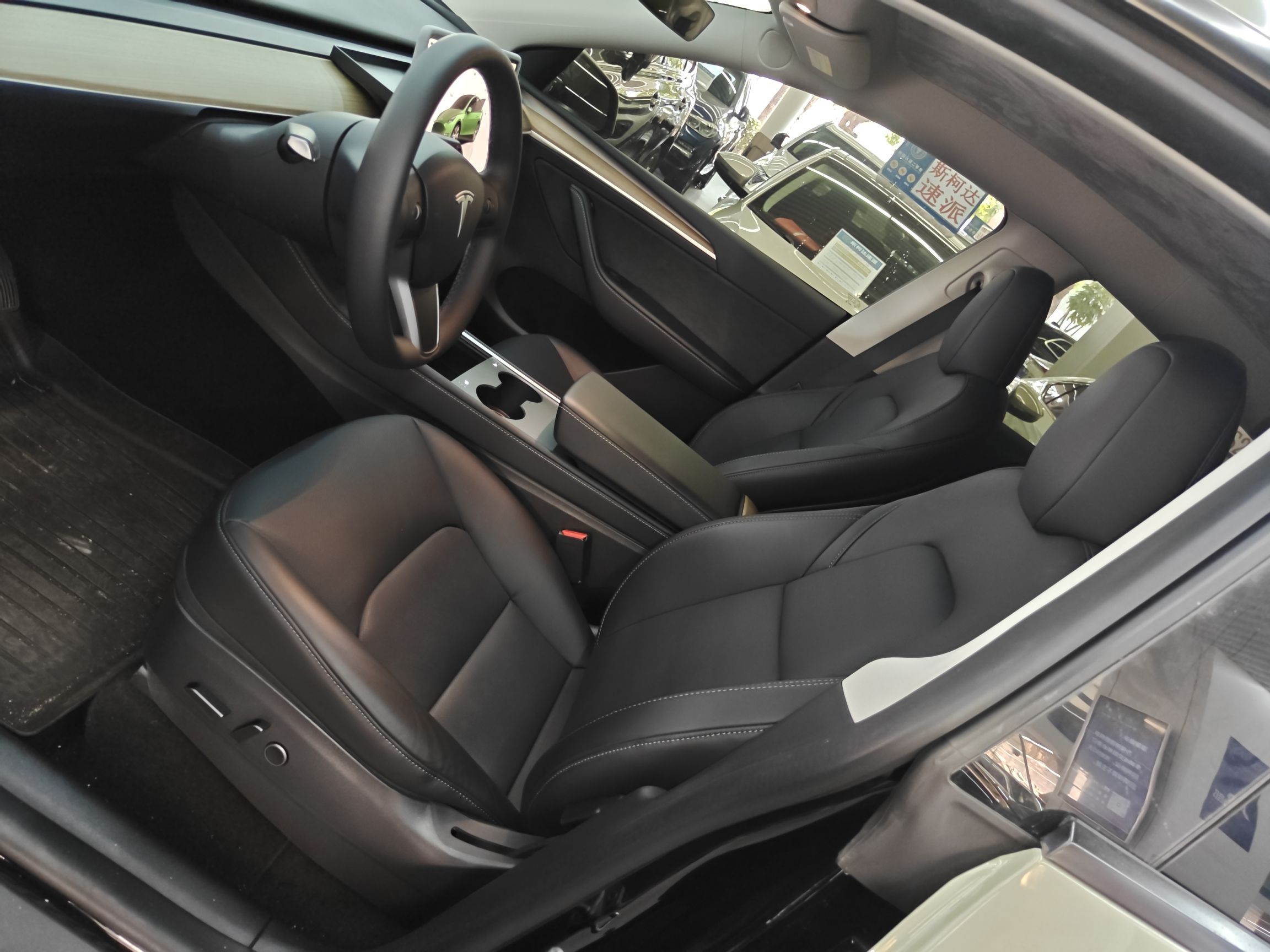 المقاعد الأمامية داخل السيارة