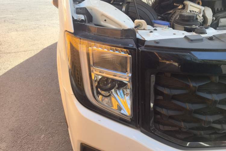 Used JMC Fushun 2025 2.0T 8AT Diesel Short-Wheelbase Mid-Height Commercial Van with 2/3 Seats
