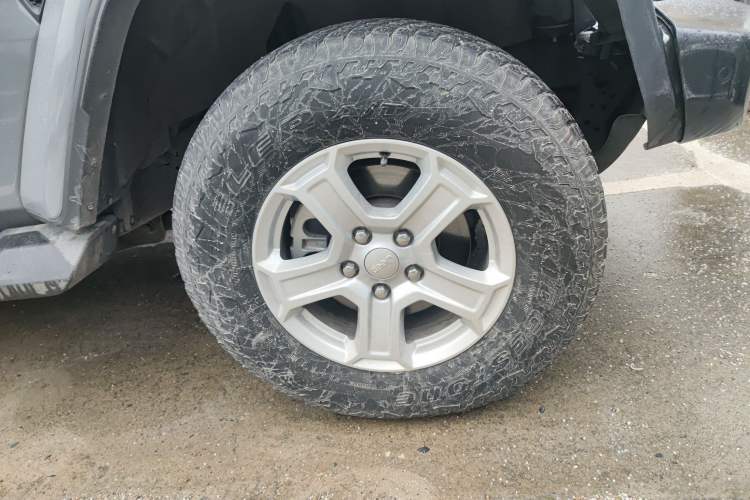 Used Jeep Wrangler 2019 2.0T Sahara Four-Door Version China VI Emission Standard