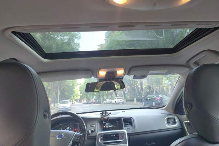 Used Volvo S60 2015 S60L 2.0T Zhiyuan Edition
