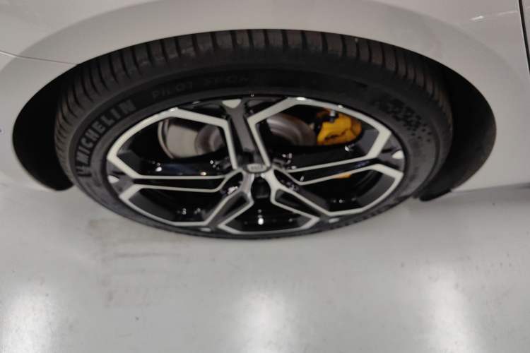 Used Xiaomi Auto SU7 2024 Four-Wheel Drive Ultra-Long Range Advanced Intelligent Driving Max Edition
