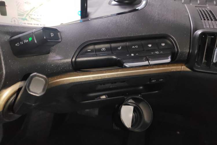 Used Baojun KiWi EV 2022 Artist Lite Edition Ternary Lithium Audio And AC Panel