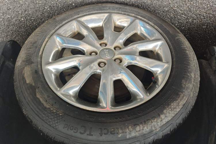 Used Jeep Cherokee 2016 2.4L Superior Edition Right Front Wheel Hub