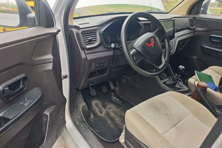 Used Wuling Hongguang V 2022 1.5L Jingqu Edition Enclosed-Window Vehicle with Hydraulic Power Steering LAR Driver Seat