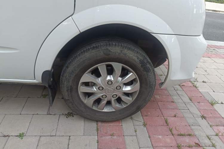 Used SAIC MAXUS Xintu V80 2023 2.0T AMT Classic Aoyuntong Power Version Short Wheelbase Ultra-Low Roof 5/6-Seater Right Front Wheel Hub