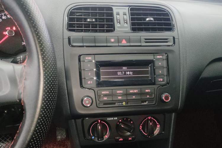 Used Volkswagen Polo 2016 1.4L Manual Fashion Model Audio And AC Panel