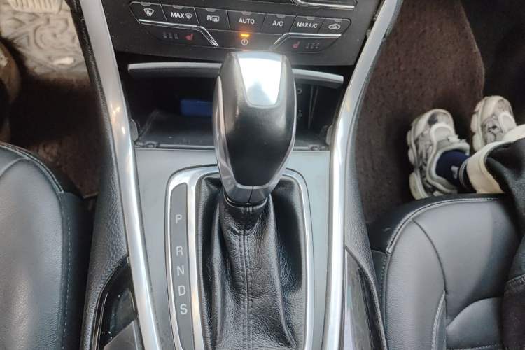 Used Ford Edge 2015 2.0T GTDi Two-Wheel-Drive High-Line Version