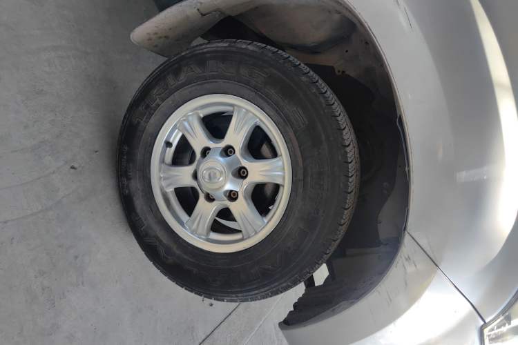 Used Isuzu JLM 2018 2.8T Classic Edition Two-Wheel Drive Luxury Version JE493ZLQ5F Right Front Wheel Hub