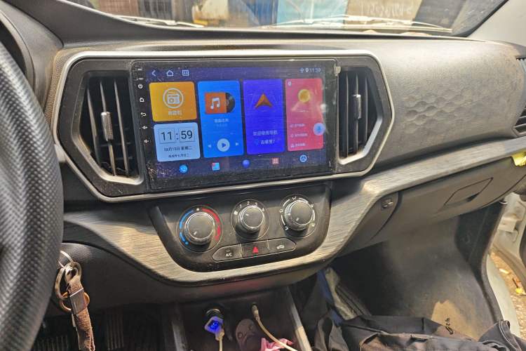 Used CHANGAN KAICHENG Ruixing EM60 2025 Passenger Version Comfort Edition 6 Seats 300 km Range Side-Hinged Doors Audio And AC Panel