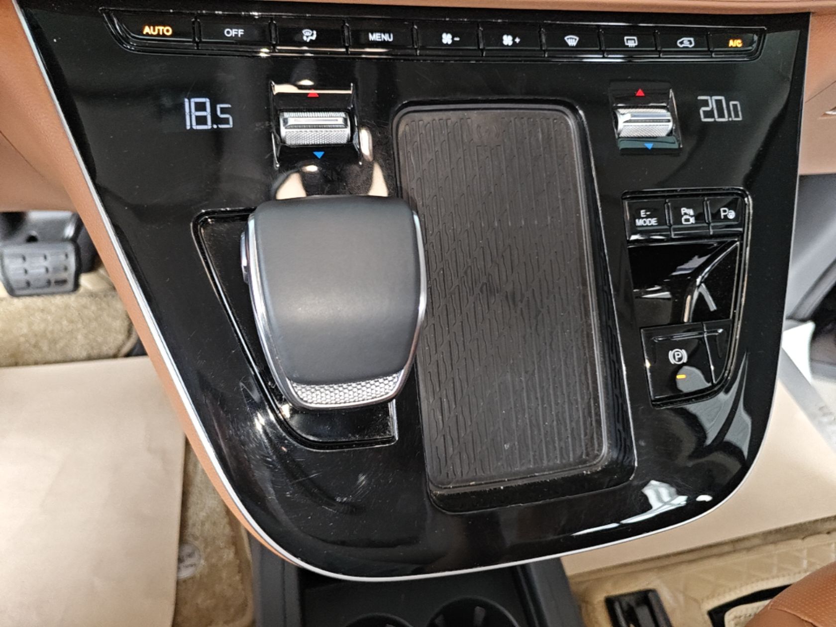 Hongqi HQ9 PHEV 2024 2.0T Four-Wheel Drive Luxury Edition — снимка 16