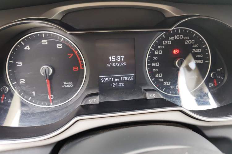 Used Audi A4L 2015 35 TFSI Automatic Standard Model Odometer Close Up