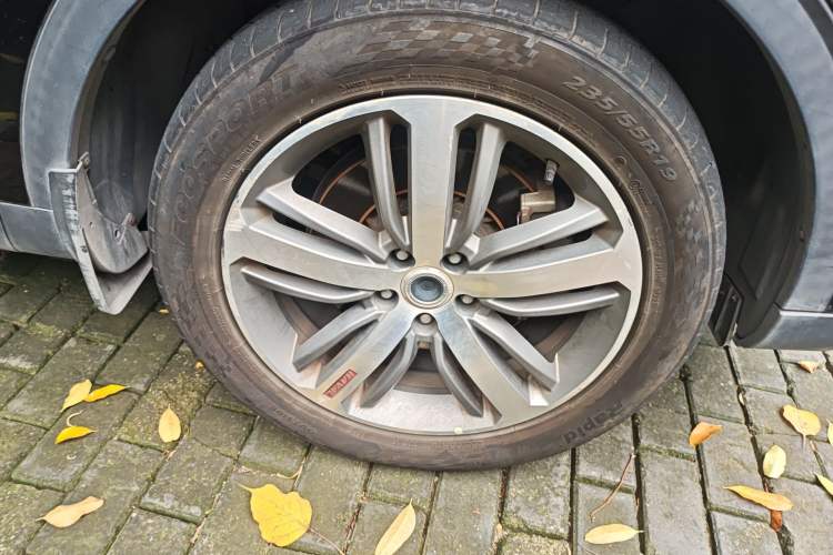 Used Haval H6 2017 Red Label 2.0T Automatic Two-Wheel Drive ZhiShang Model Exterior 1