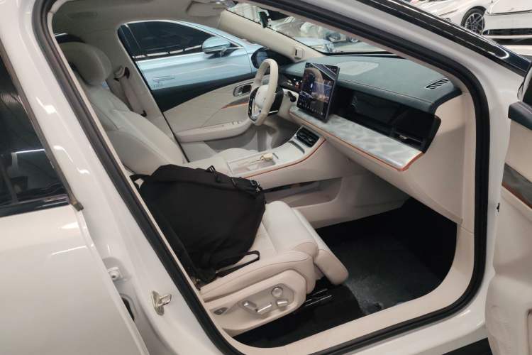 Used NETA L 2024 Extended-Range 310 Flash Charge PRO Edition Right Front Seat