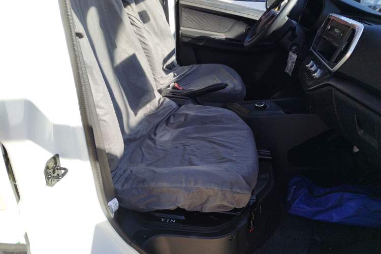 Used Chana Ruixing EM80 2025 Passenger Version Comfort Edition 6-Seater 300 km Dual-Swing Doors