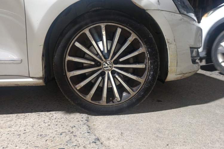 Used Volkswagen Passat 2014 1.8TSI DSG 30th Anniversary Edition Right Front Wheel Hub