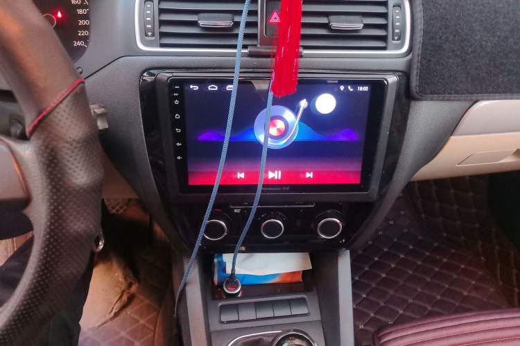 Used Volkswagen Sagitar 2012 1.6L Manual Comfort Model Audio And AC Panel