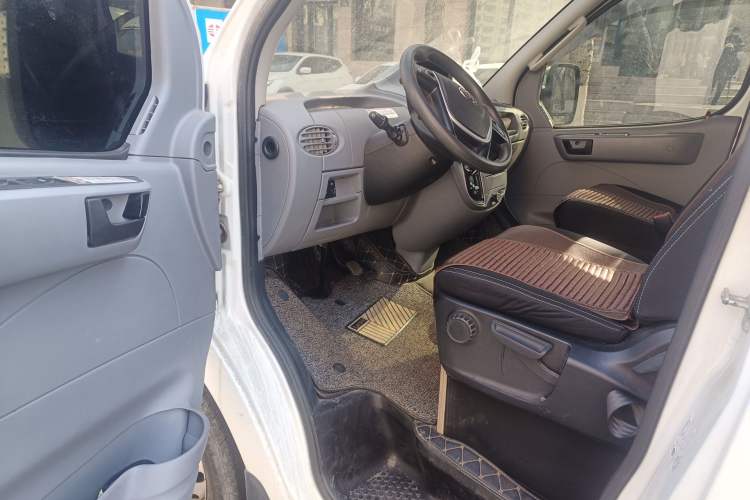 Used SAIC MAXUS Xintu V80 2019 2.5T Classic AMT Aoyuntong Short Wheelbase Mid-Roof 5/6-Seater Driver Seat