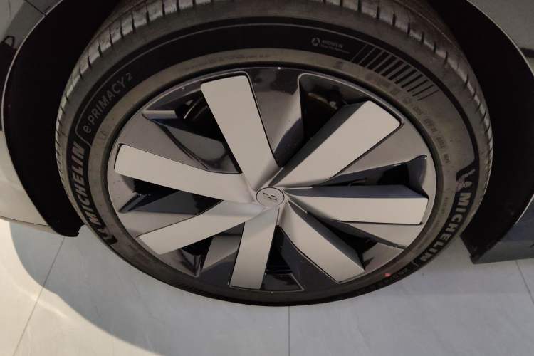 Used Li Auto i6 2025 Model Four-Wheel-Drive Standard Type
