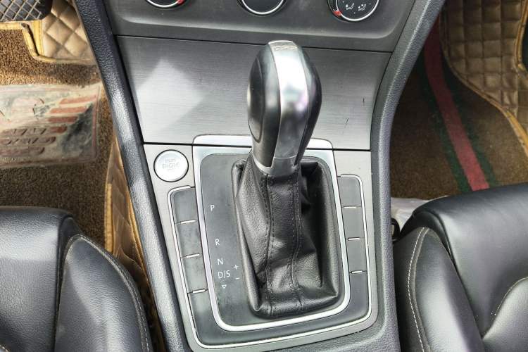 Used Volkswagen Golf 2016 230TSI Automatic Luxury Version Gear Lever