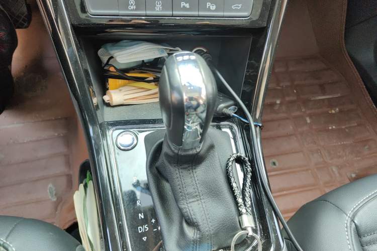 Used Volkswagen Touran 2018 Volkswagen Touran L 280TSI DSG Luxury Edition 7 Seats Gear Lever