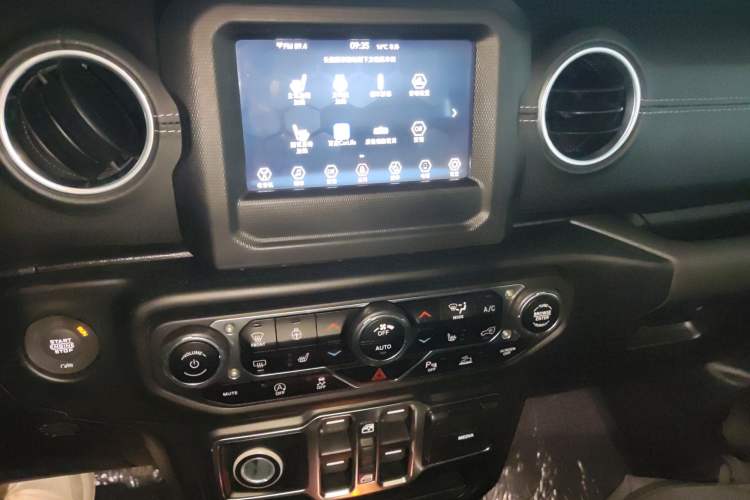 Used Jeep Wrangler 2019 2.0T Sahara Four-Door Version China VI Emission Standard