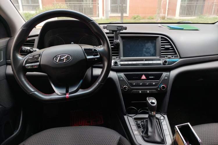 Used Hyundai Elantra (6th Generation / Lingdong) 2018 1.4T Dual-Clutch Xuan Dong · Dynamic Edition Center Console