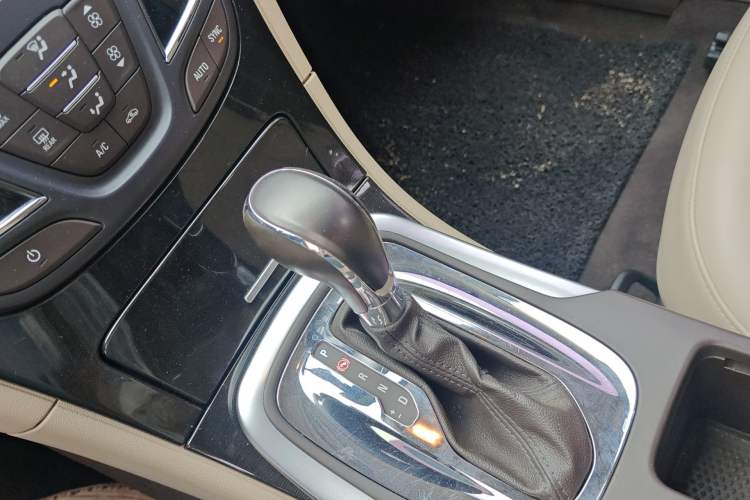 Used Buick Regal 2015 2.0L Leading Fashion Edition Gear Lever
