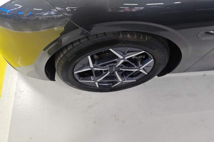 Used Lynk & Co Z10 2025 95 kWh 766 km Range Rear-Wheel Drive Max Left Front Wheel Hub