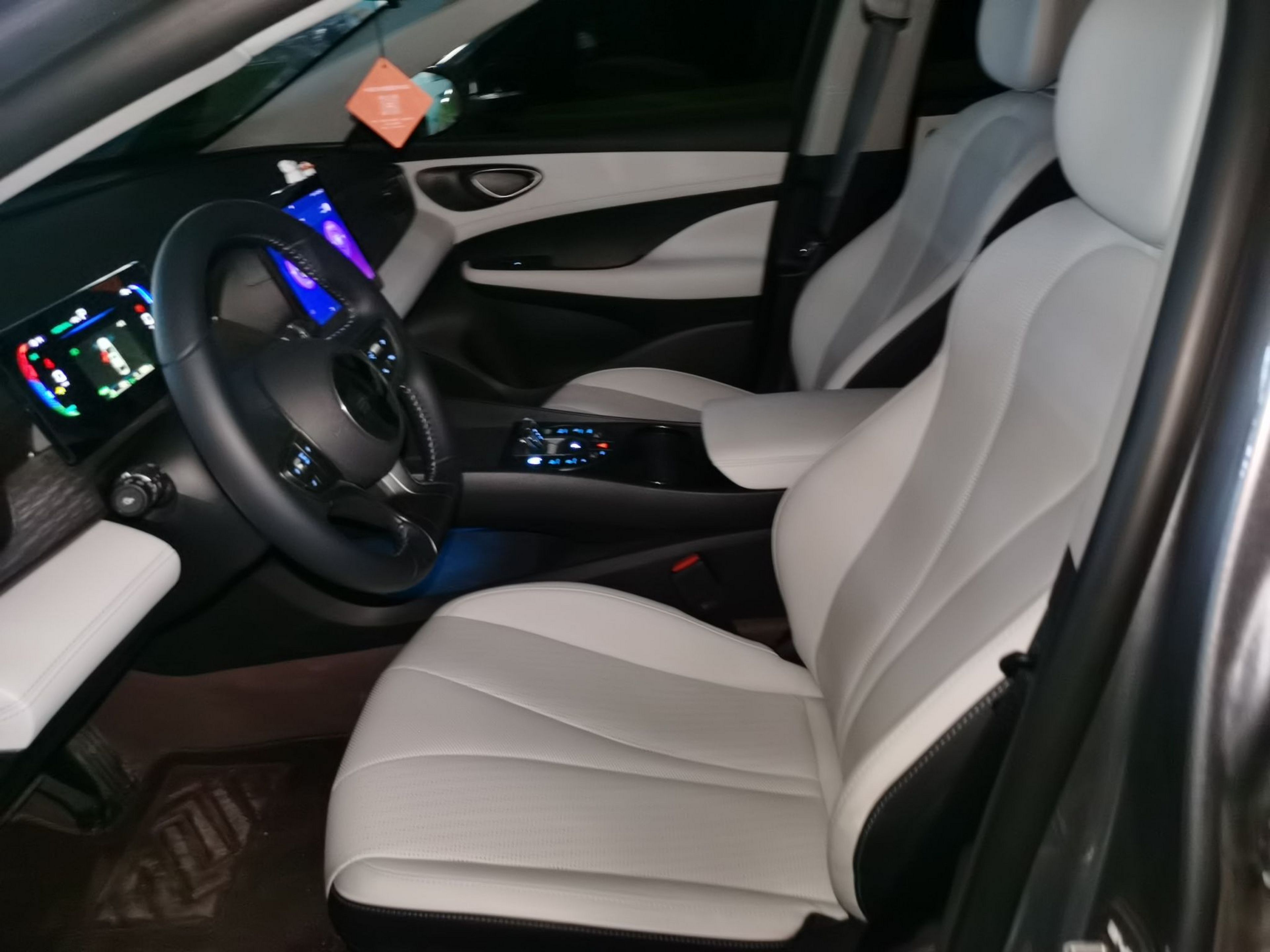 المقاعد الأمامية داخل السيارة