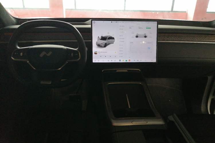 Used ONVO Luxeed L90 2025 Model—Max Six-Seater Version Center Console