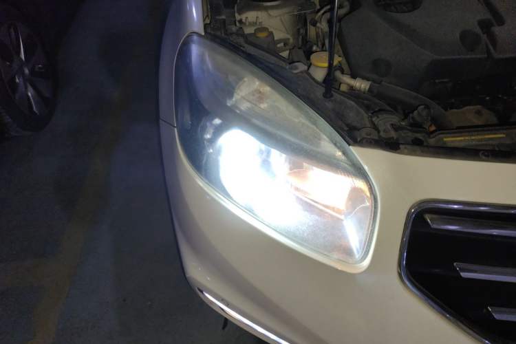 Used Renault Koleos 2013 2.5L 4x4 Comfort Edition Right Front Headlight