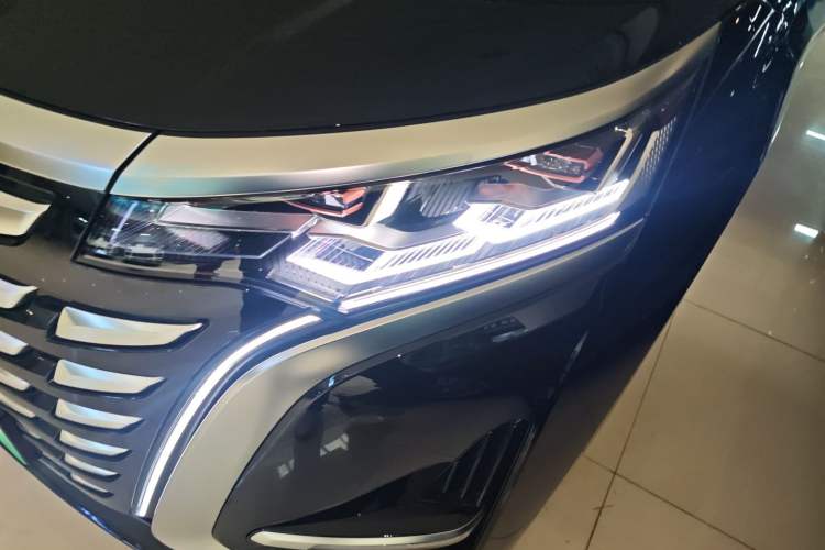 Used Denza D9 2024 DM-i 980 Four-Wheel Drive Prestige Model Left Front Headlight