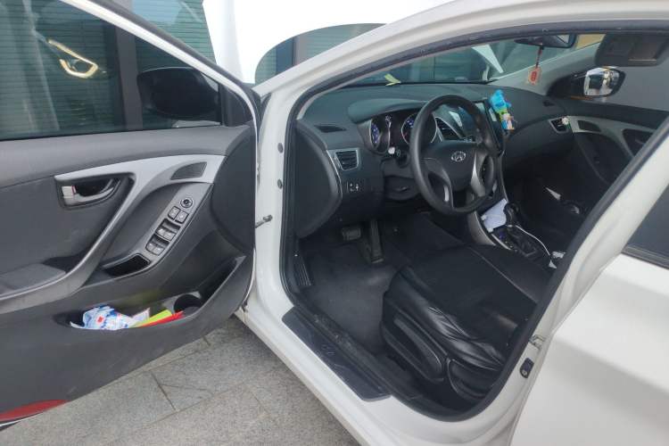 Used Hyundai Elantra (5th Generation / Langdong) 2016 1.6L Automatic Smart Version
