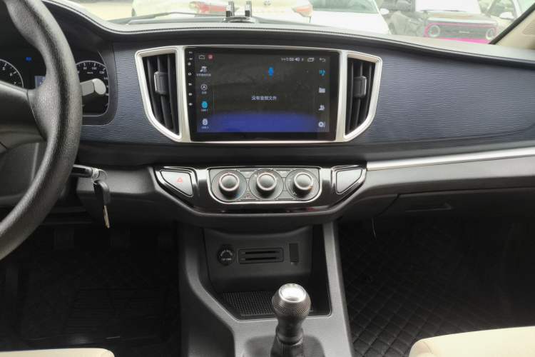 Used FORTHING Lingzhi 2022 M5 1.6L Practical Model 5 Seats Audio And AC Panel