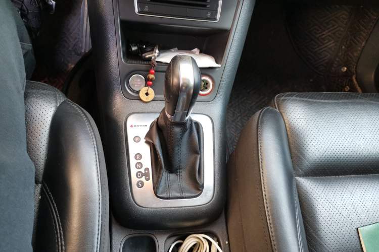 Used Volkswagen Tiguan 2015 1.8TSI Automatic All-Wheel-Drive Luxury Model Gear Lever