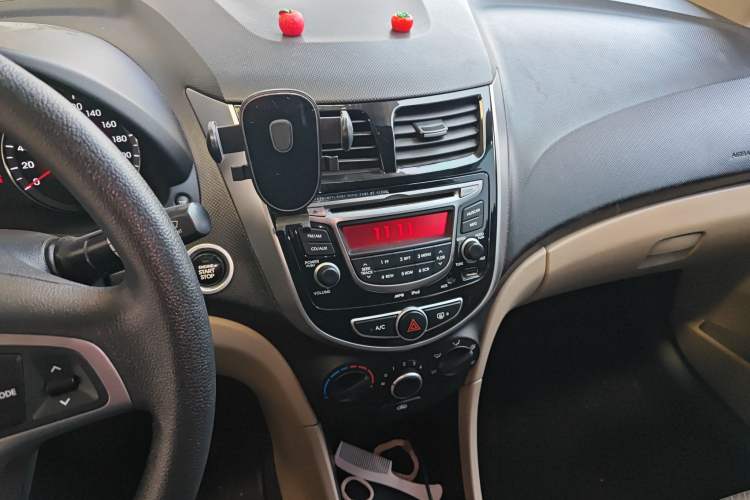 Used Hyundai Verna (older generation) 2014 1.4L Manual Top-Tier Model TOP Audio And AC Panel