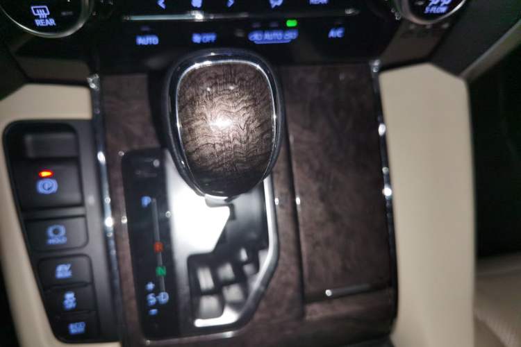 Used Toyota Vellfire 2019 Dual-Engine 2.5L HV Luxury Edition Gear Lever