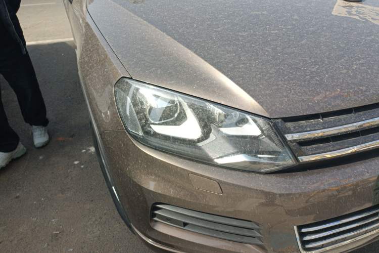 Used Volkswagen Touareg 2011 3.0 TSI High-End Version Right Front Headlight