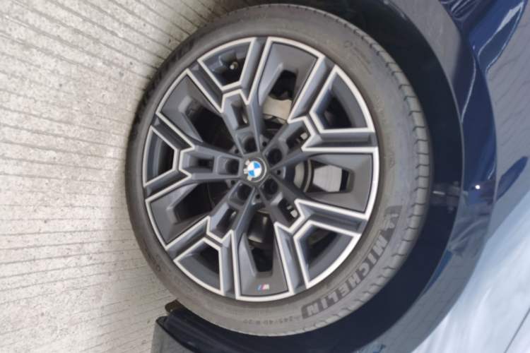 Used BMW 5 Series 2025 530Li Luxury Edition M Sport Package Right Front Wheel Hub