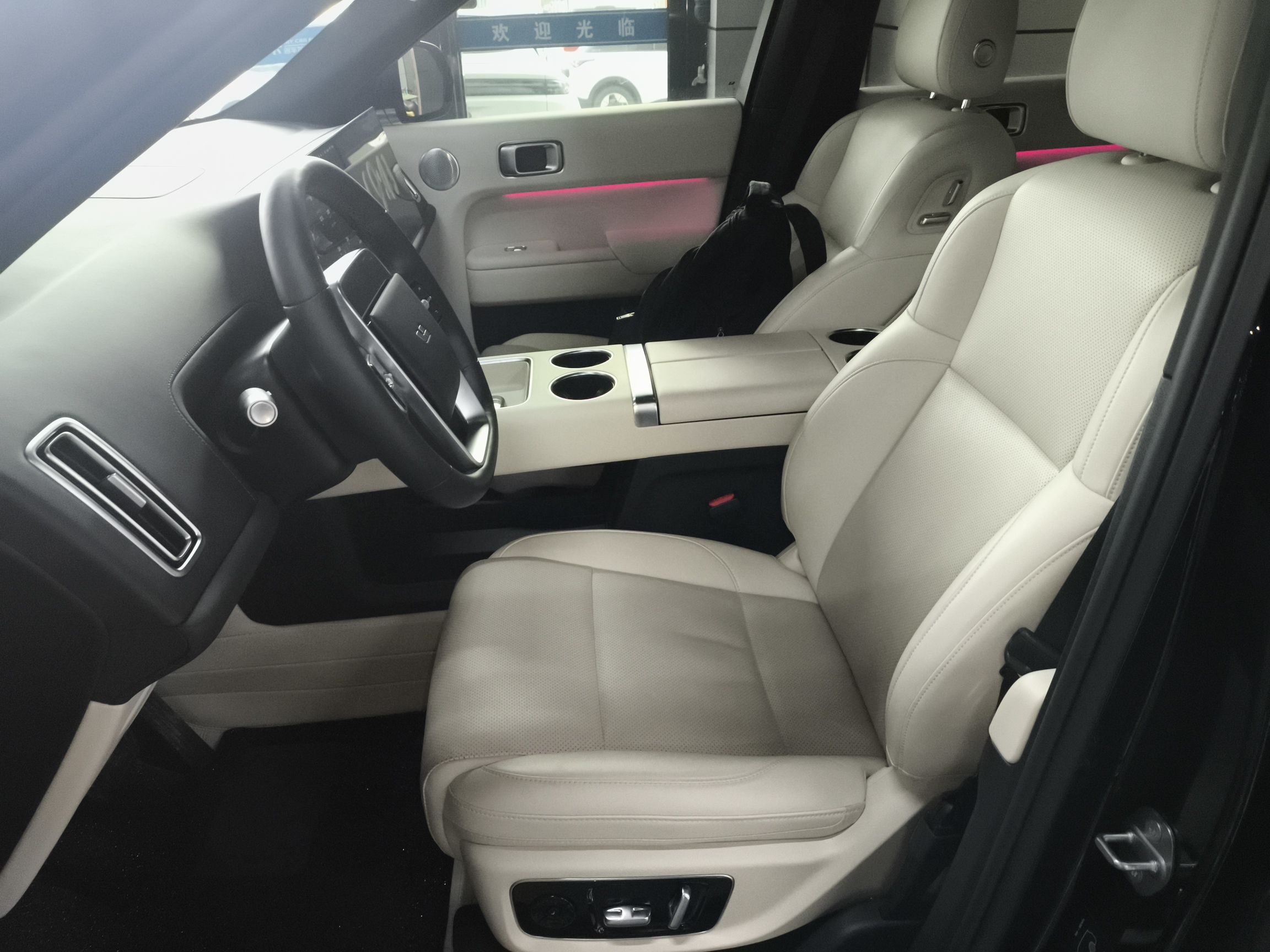 المقاعد الأمامية داخل السيارة