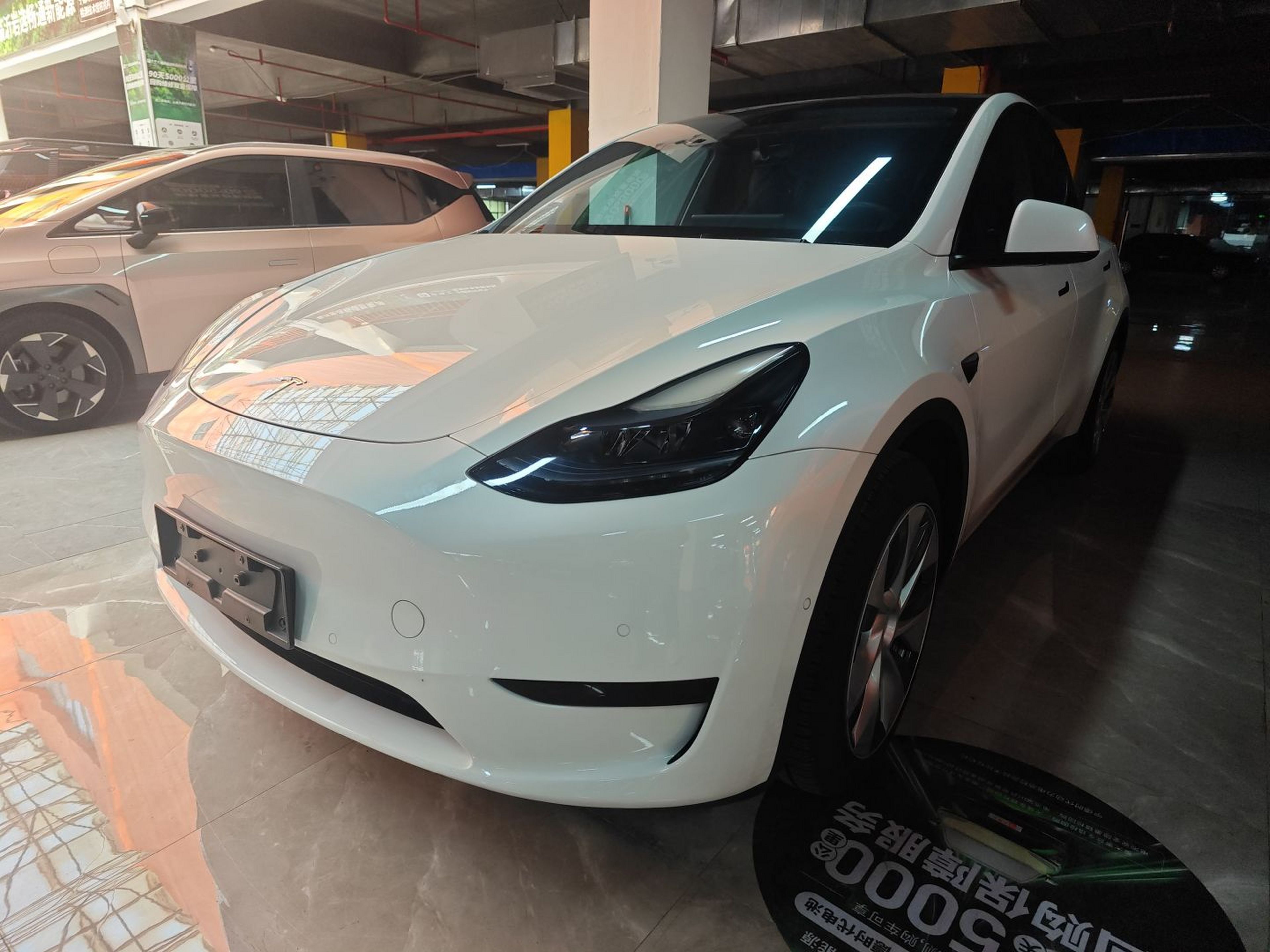 Под передней частью автомобиля