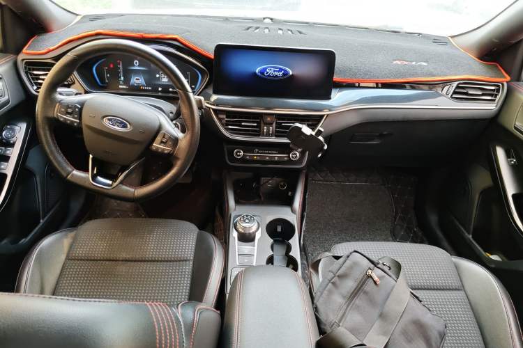 Used Ford Focus 2021 Sedan EcoBoost 180 Automatic ST Line Center Console