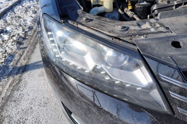 Used Volkswagen Passat 2014 1.8TSI DSG 30th Anniversary Edition Right Front Headlight